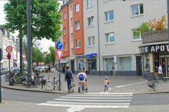 Wie umgehen mit „anrüchigen“ Straßennamen? - Köln Ehrenfeld, Iltis-Eck und Iltis-Apotheke an der Iltisstr.