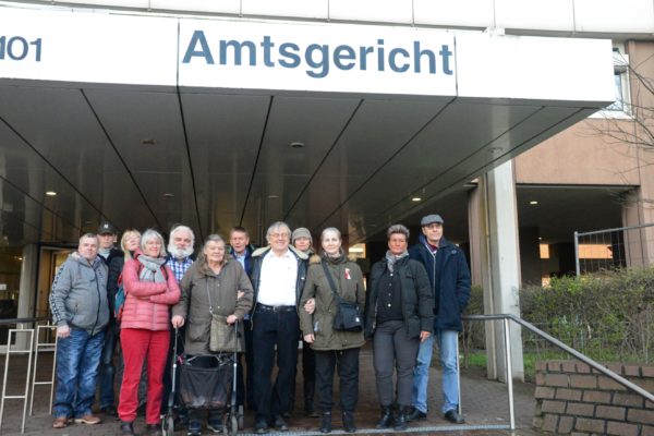 Rainer Kippe (Mitte) mit Unterstützern vor seinem Prozess im Amtsgericht Köln